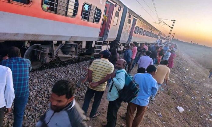 Gokdavari Express derails