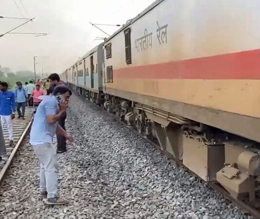 Sabarmati Express derails