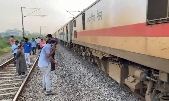 Sabarmati Express derails